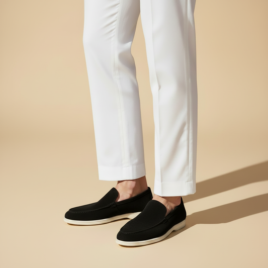Zwarte loafer beige achtergrond